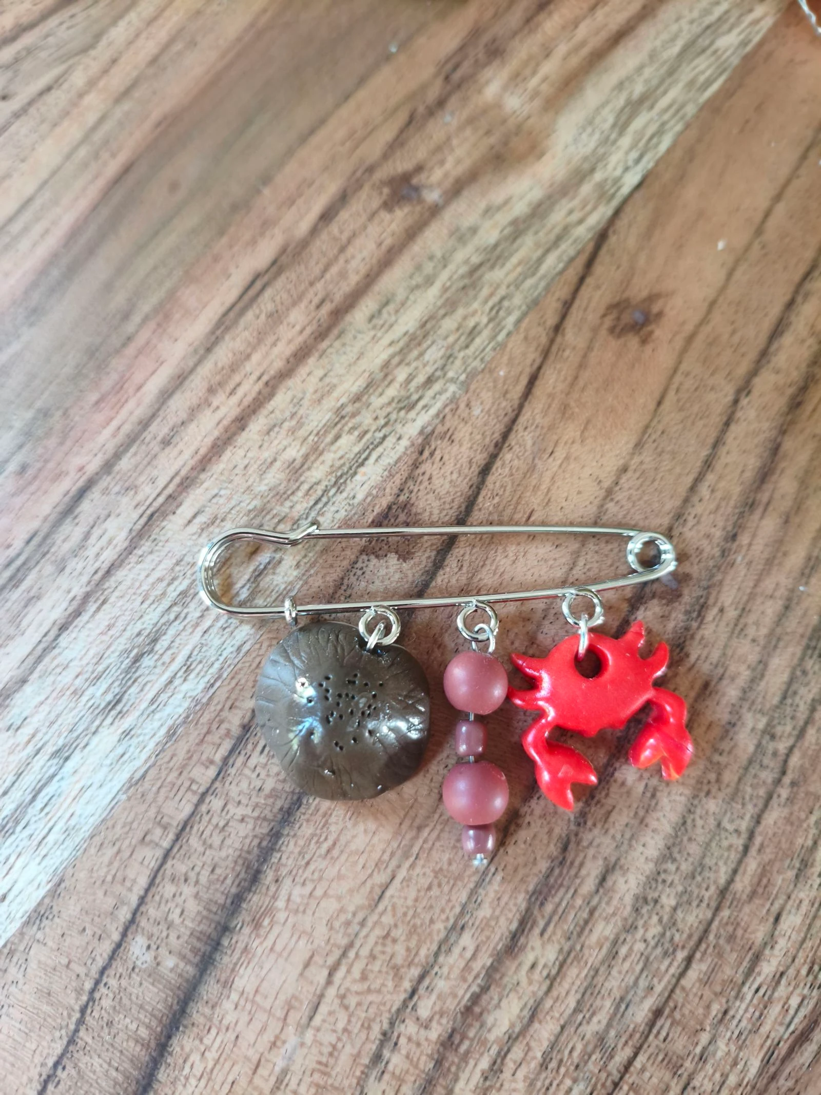 Adorable krab- en kokosnootbroche – photo 3